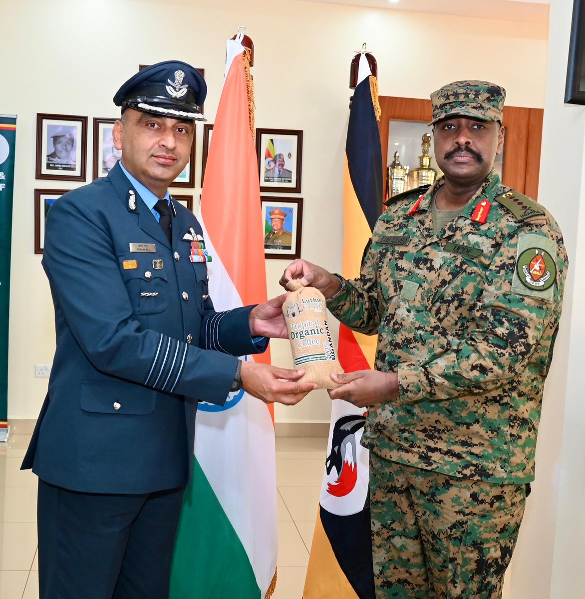 ampumuzakalvin's tweet image. Gen @mkainerugaba today welcomed the new Indian Military Advisory &amp;amp; Training Team at SFC HQ Entebbe, reaffirming Uganda–India’s strong defence partnership built on training, knowledge sharing &amp;amp; mutual respect. 🇺🇬🤝🇮🇳
#UPDF #India #Uganda #DefenceCooperation #Partnership #IMATT