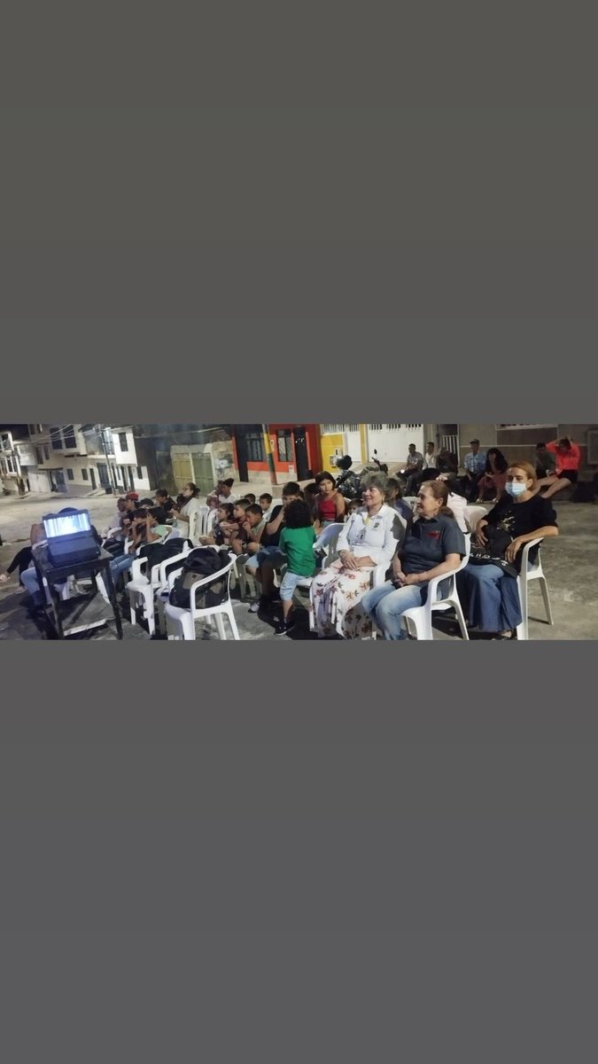 NancyHelen30712's tweet photo. 👏🏼Gracias a la gestión de los Ediles de la Comuna 🔟 🎬✨ vivimos una noche especial  en el barrio Las Palmas, las familias compartieron un espacio de cine, integración y alegría 🌙🍿🎥

@AnaPaolaAgudelo
@estefanisanchez
@camilo_tavera_v
@MARIADELPI12714 https://t.co/lUkUYH6uax