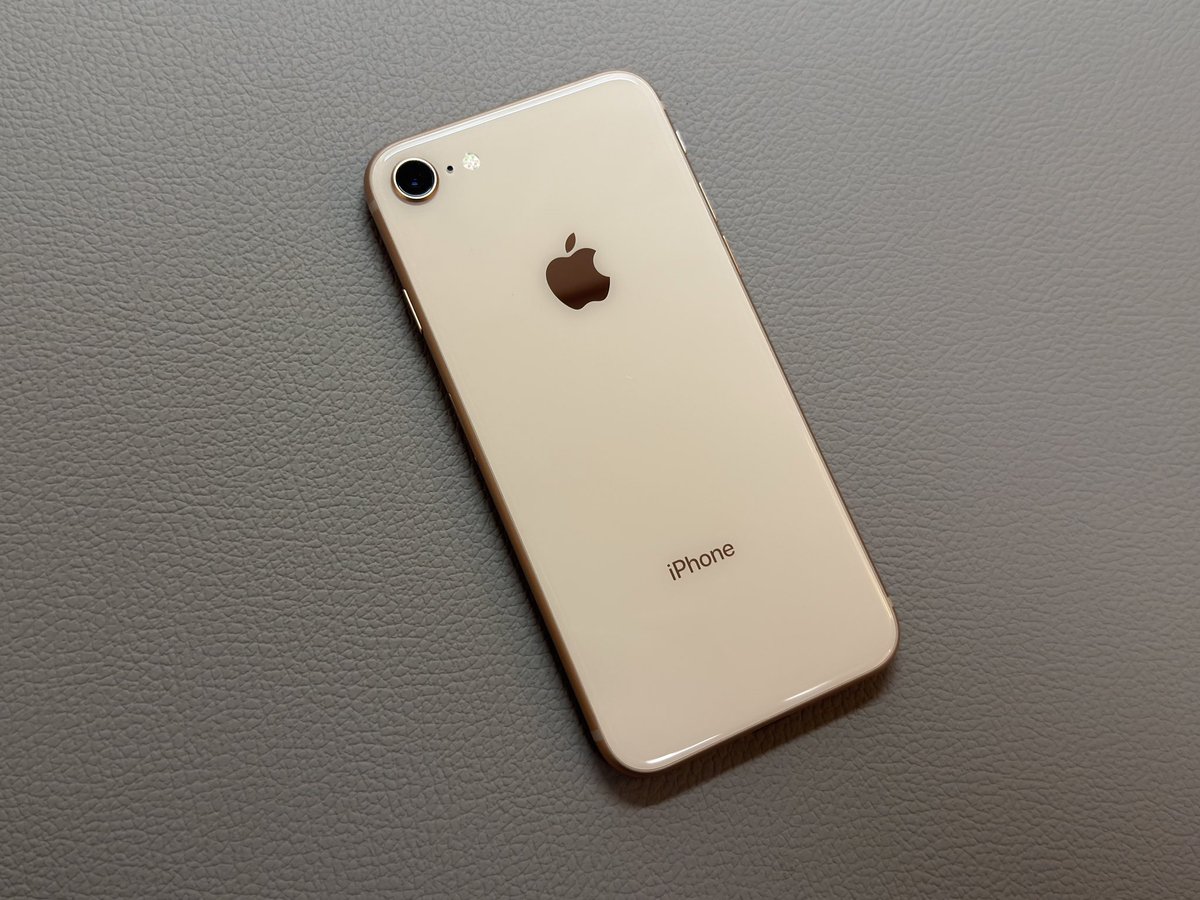 gearmono's tweet image. 今改めて見ると昔のiPhoneのリンゴマークの位置違和感がすごい…🍎

#iPhone8 #iPhone #Apple #アップル