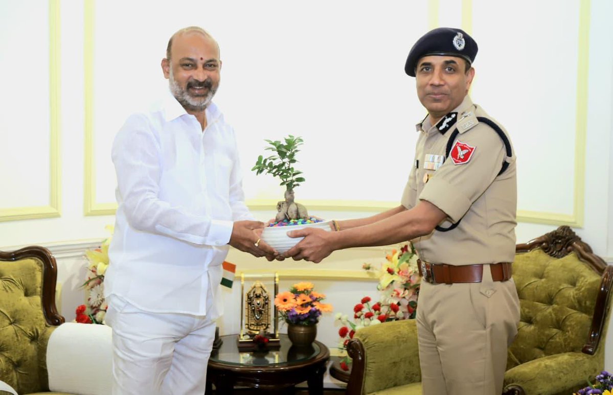 Sashastra Seema Bal (@ssb_india) on Twitter photo Director General, Sashastra Seema Bal (#DGSSB), Shri Sanjay Singhal, IPS (UP:1993) called on Shri Bandi Sanjay Kumar (<a href="/bandisanjay_bjp/">Bandi Sanjay Kumar</a>), HonтАЩble Minister of State for Home Affairs, at the Ministry of Home Affairs (#MHA), Government of India. ЁЯЗоЁЯЗ│
#SSB
#DGSSB
#NationFirst
<a href="/HMOIndia/">рдЧреГрд╣рдордВрддреНрд░реА рдХрд╛рд░реНрдпрд╛рд▓рдп, HMO India</a> Director General, Sashastra Seema Bal (#DGSSB), Shri Sanjay Singhal, IPS (UP:1993) called on Shri Bandi Sanjay Kumar (<a href="/bandisanjay_bjp/">Bandi Sanjay Kumar</a>), HonтАЩble Minister of State for Home Affairs, at the Ministry of Home Affairs (#MHA), Government of India. ЁЯЗоЁЯЗ│
#SSB
#DGSSB
#NationFirst
<a href="/HMOIndia/">рдЧреГрд╣рдордВрддреНрд░реА рдХрд╛рд░реНрдпрд╛рд▓рдп, HMO India</a>