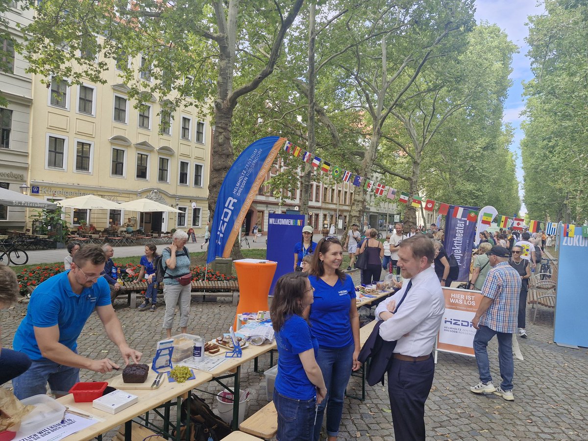 Matthias Schwarz (@mschwarz87) on Twitter photo #dd0109 #gastmahlfüralle #Dresden
Auch der Ministerpräsident <a href="/MPKretschmer/">Michael Kretschmer</a> ist zu "Dresden is(s)t bunt" vor Ort und führt mit Orgas und Menschen Gespräche. #dd0109 #gastmahlfüralle #Dresden
Auch der Ministerpräsident <a href="/MPKretschmer/">Michael Kretschmer</a> ist zu "Dresden is(s)t bunt" vor Ort und führt mit Orgas und Menschen Gespräche.