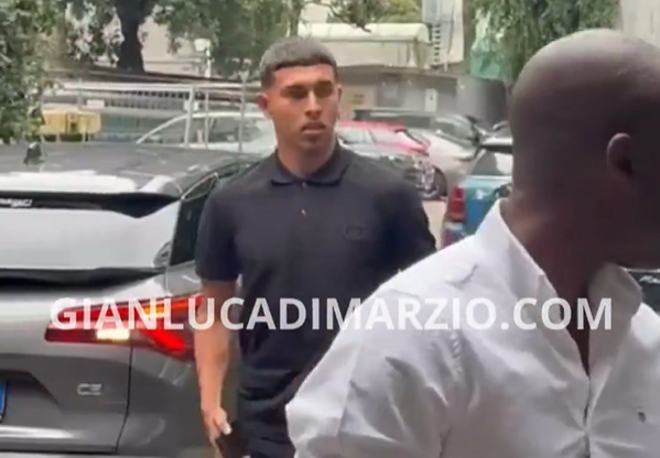 StudioFutbol's tweet image. #EcEx | Jeremy Sarmiento ya está en Italia: se realizará los chequeos médicos y firmará con el Cremonese buff.ly/yBWiLYc