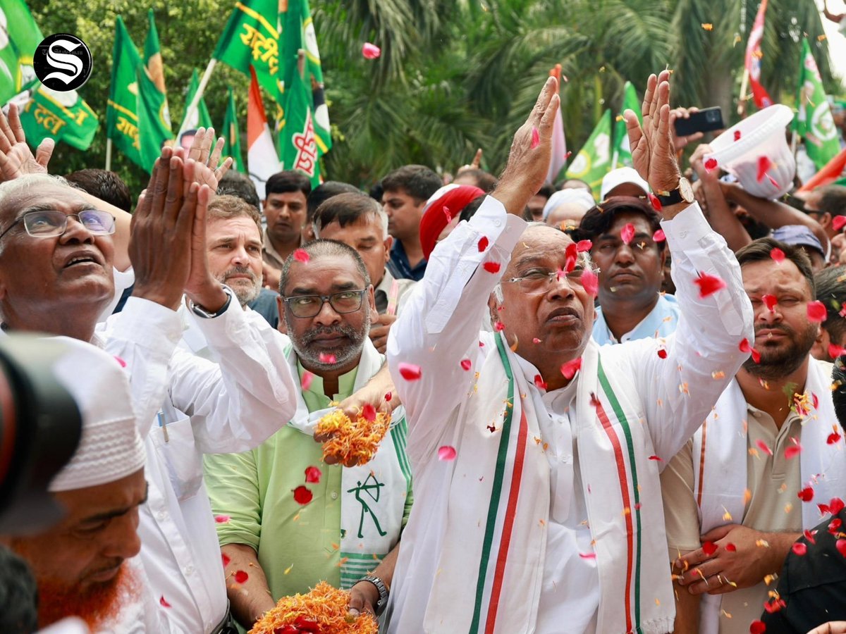 TheStatesmanLtd's tweet image. Leaders of the INDIA bloc paid tribute to Mahatma Gandhi at Patna’s historic Gandhi Maidan.

#VoterAdhikarYatra #Patna #INDIAlliance #BiharElections2025

📸 ~ UNI