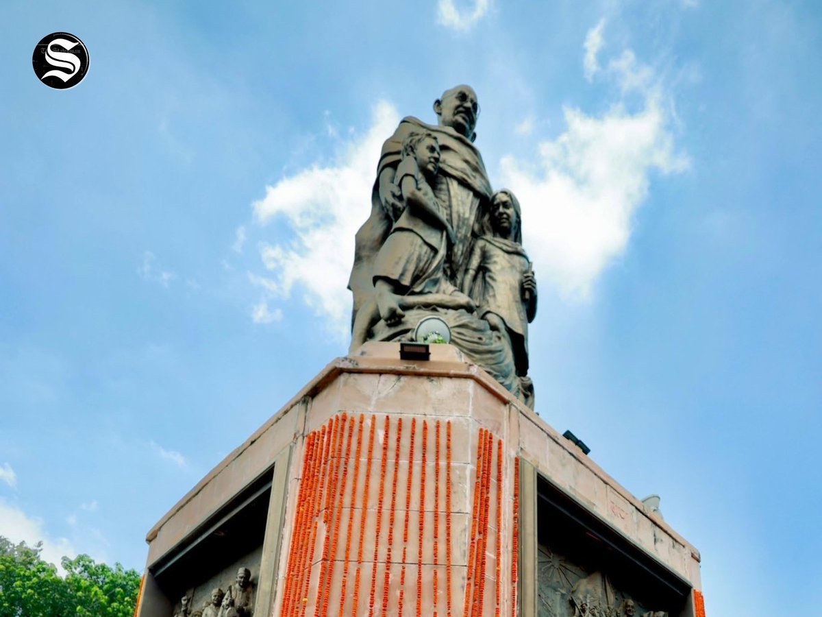 TheStatesmanLtd's tweet image. Leaders of the INDIA bloc paid tribute to Mahatma Gandhi at Patna’s historic Gandhi Maidan.

#VoterAdhikarYatra #Patna #INDIAlliance #BiharElections2025

📸 ~ UNI