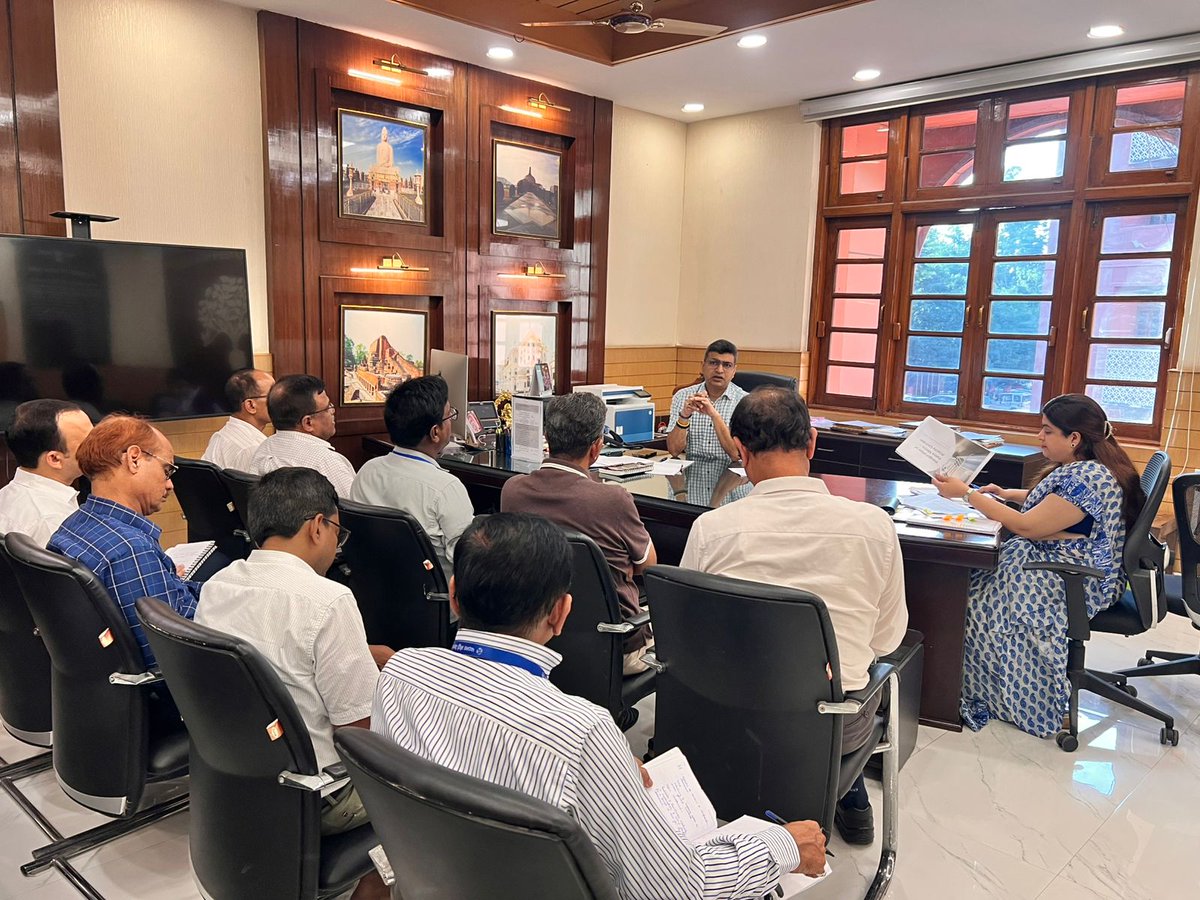 UDHDBIHAR's tweet image. 🚇 पटना मेट्रो रेल कॉर्पोरेशन लिमिटेड की समीक्षा बैठक श्री @AbhaySinghIAS, सचिव, UD&amp;amp;HD की अध्यक्षता में हुई। इस बैठक में विभाग के संयुक्त सचिव श्रीमती @_sharma999, पीएमआरसीएल और डीएमआरसी के पदाधिकारी मौजूद रहे।
#PatnaMetro #Metro 
#OnTrack #PMRCL 

@JIBESHKUMARBIH