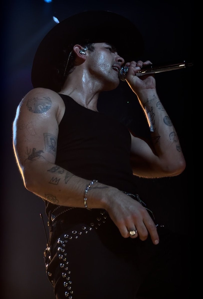 Cuando digo que me gustan los vaqueros me refiero a…

#joejonas #joejonasmex