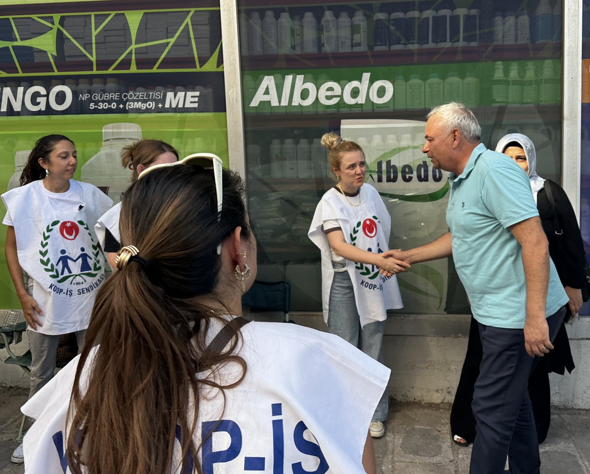 🔴 Grevde olan Sosyal Yardımlaşma ve Dayanışma Vakfı çalışanlarını, Şehzadeler İlçe Başkanımız Mert Özkösemen ile birlikte ziyaret ettik.

📌 Kamu işçileri için zam oranı zorda olsa belli oldu. Bundan 590 bin kamu işçisi faydalanacak; ancak Sosyal Yardımlaşma ve Dayanışma
