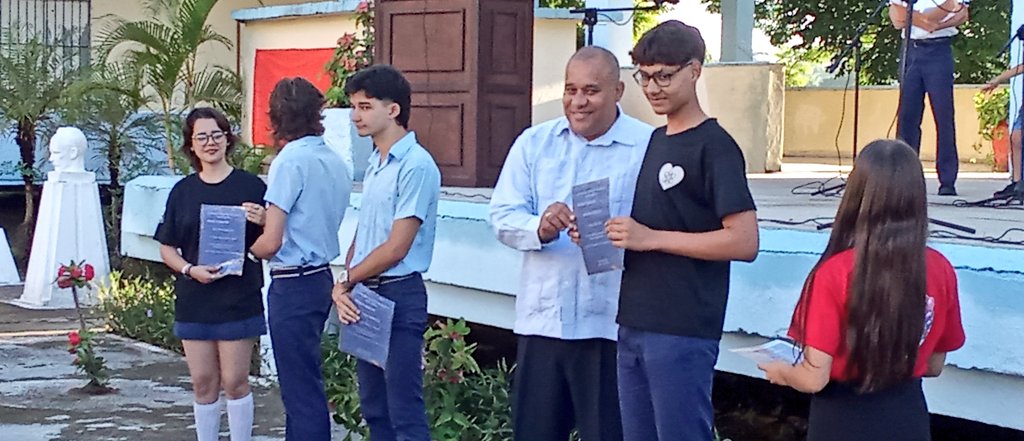 Comienza el curso escolar en el IPVCE Eusebio Olivera, el Instituto Preuniversitario Vocacional de Ciencias Exactas Eusebio Olivera, en #SanctiSpíritusEnMarcha, abre sus puertas como sede del Acto Provincial de Inicio del Curso Escolar 2025-2026.
#RegresoAClases
<a href="/DeivyPrezMartn1/">Deivy Pérez Martín</a>