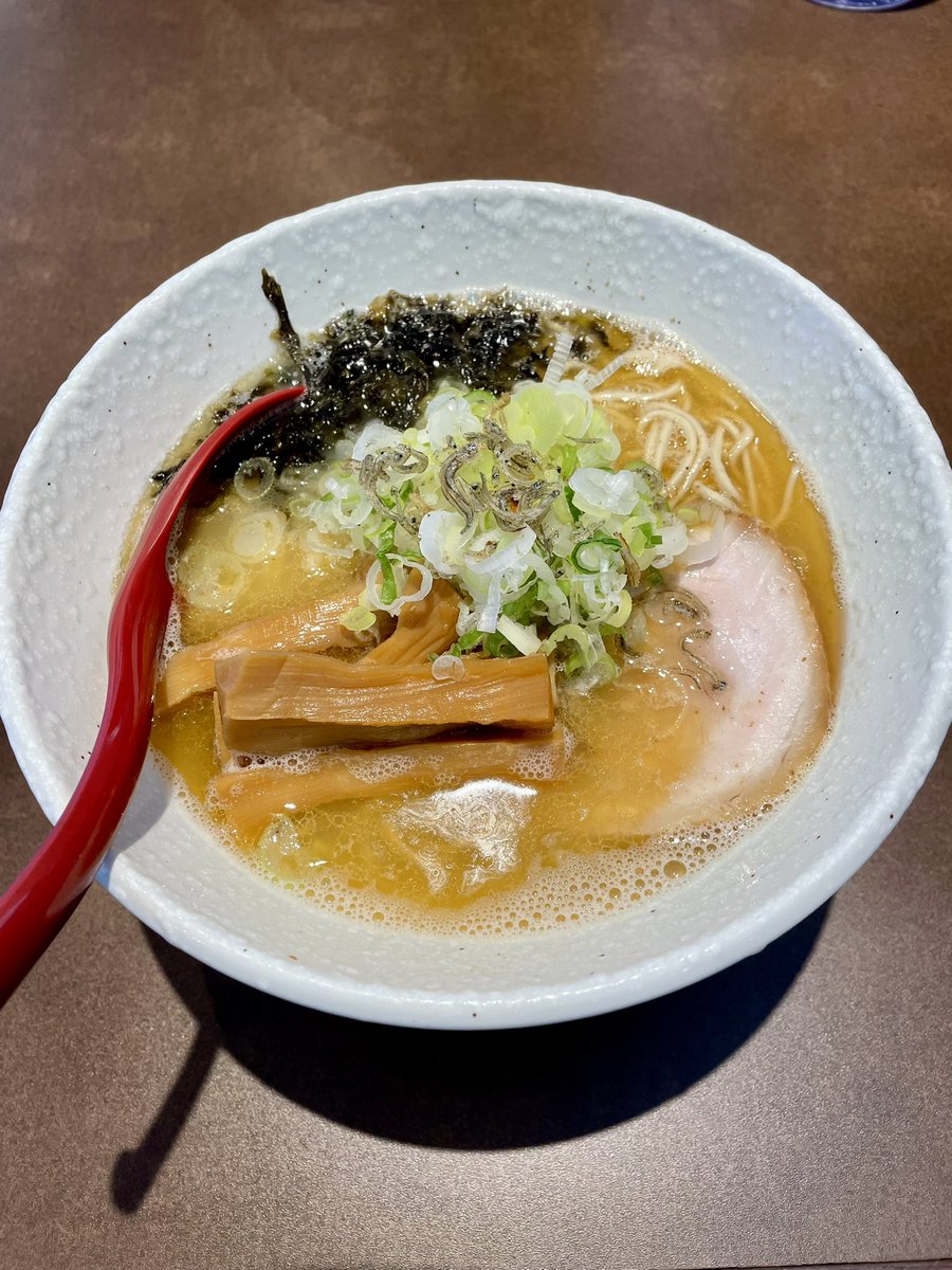 この季節がやってまいりました🍜
ことしもたくさん楽しもう💯💯

2025.1杯目は、能登の塩そばメンマトッピング🐱💛

#中華そば響
#能登の塩そば
#期間限定