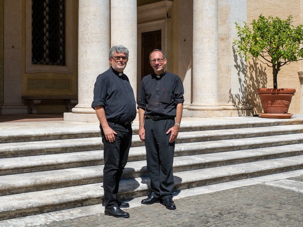 Le 1er septembre, l’Ambassade de 🇫🇷 près 🇻🇦 a marqué le passage de relais entre ses conseillers ecclésiastiques : le Père Bernard Planche cède sa place au Père Alain Moster. 🙏✨ Merci Bernard pour votre travail et votre engagement ! <a href="/Eglisecatho/">Église catholique en France</a> <a href="/FranceenItalie/">La France en Italie 🇫🇷🇪🇺</a> <a href="/TerzaLoggia/">Segreteria di Stato della Santa Sede</a>