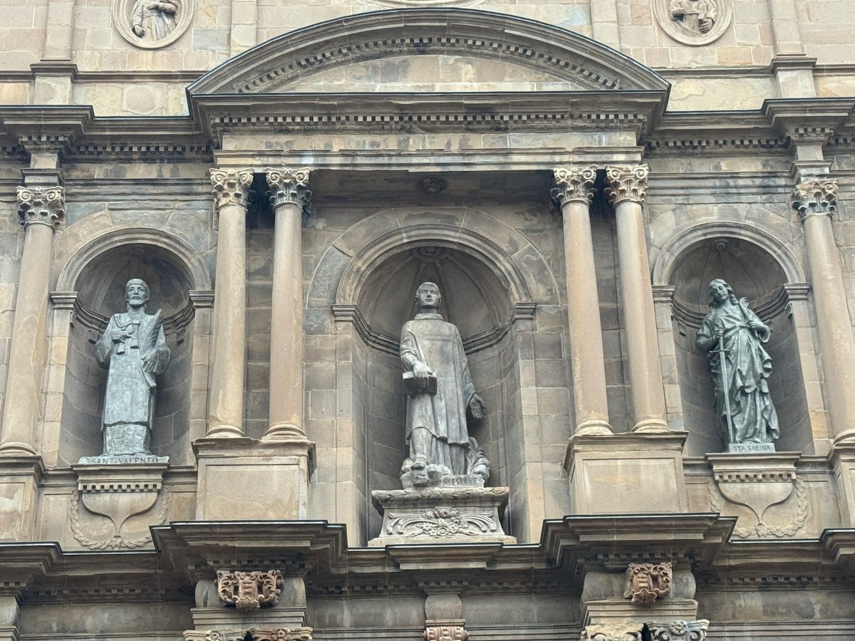 "Esteve, el primer dels màrtirs per la fe en Crist, juntament amb Sabina i Valentí, són tres sants màrtirs i un clar exemple d’humilitat i de generositat".
Dissabte, benedicció de les imatges de santa Sabina i sant Valentí de la façana de Sant Esteve d'Olot.