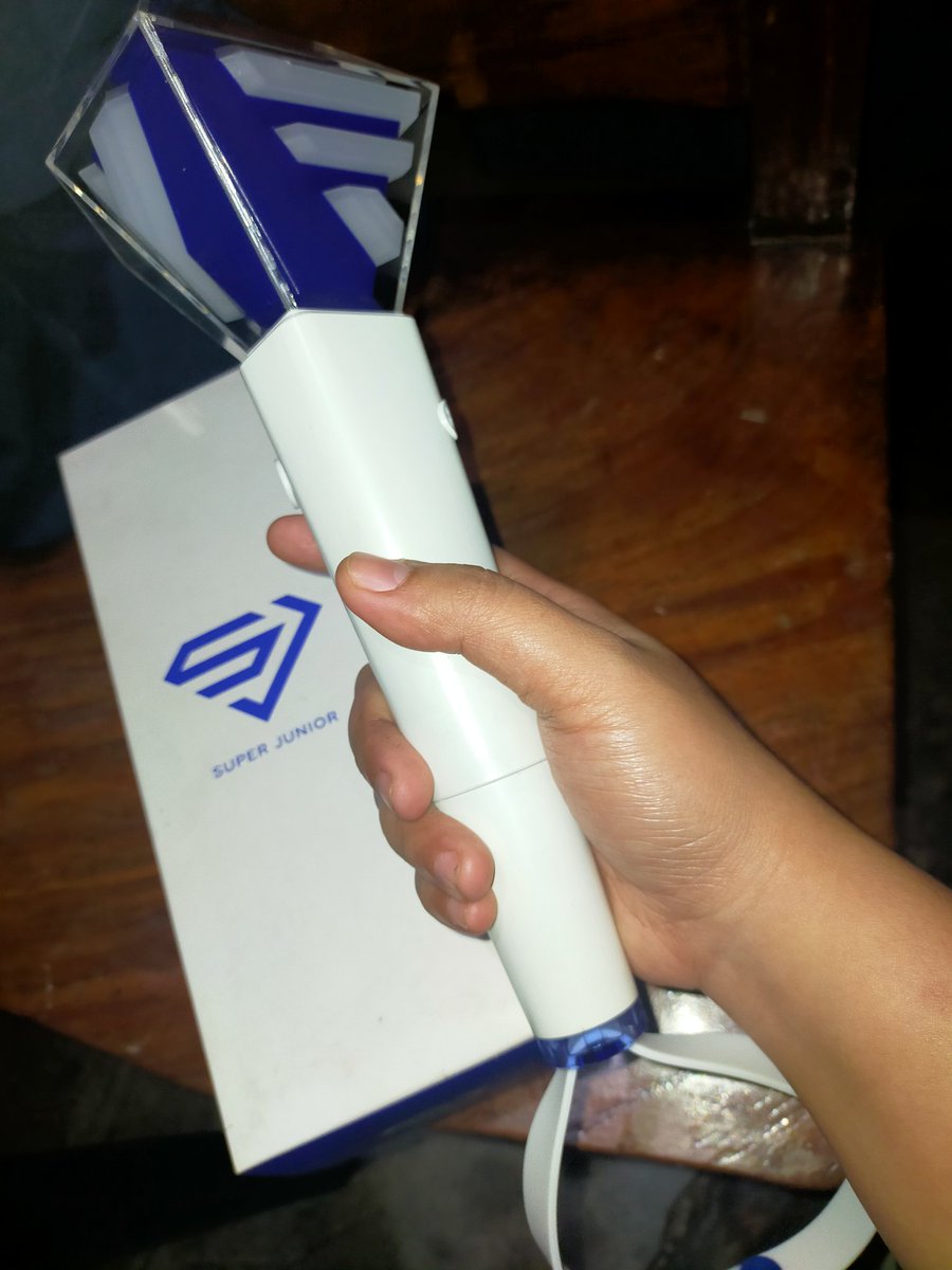 baka may need ng lightstick dyan hehehe.. buo na loob ko na ibenta para may pandagdag ako sa konting funds ko pambili ng ticket pero kulang padin talaga pero baka palarin na ko makasama sa #ABONOMANA hahahaha di bale na walang syubong sa con basta present ako! please help 🥹