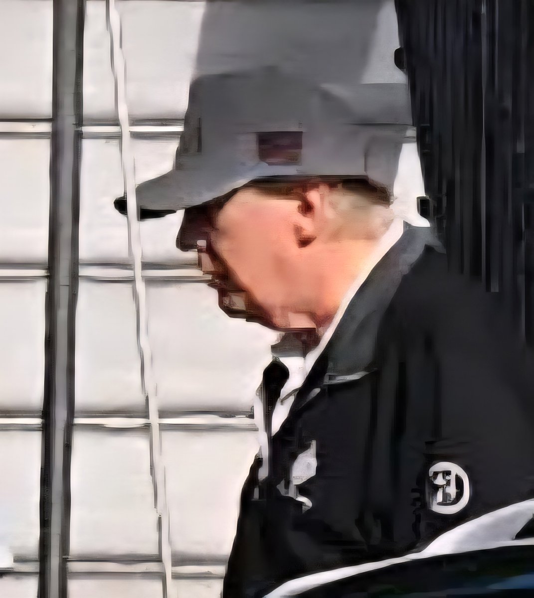 🇺🇲 Biden bafouille et trébuche sur un caillou... "Il est foutu."
Trump titube, a la tronche de Voldemort, mâche ses mots, poste des messages incohérents dignes d’un épisode de Dr House.... et les MAGA... "c’est de la stratégie" 
À ce stade, même le GPS piraté d’Ursula von der