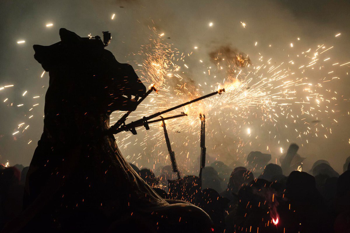 Manresa Turisme (@manresaturisme) on Twitter photo 🔥 La nit del Correfoc, una de les nits més esperades per les manresanes i manresans, on els carrers i places de la ciutat s'inunden de foc, bèsties i música.
🤝 Pareu atenció a les indicacions i consells de @xaldigamanresa i gaudiu d'un gran final de @festamajormanresa 2025! 🔥 La nit del Correfoc, una de les nits més esperades per les manresanes i manresans, on els carrers i places de la ciutat s'inunden de foc, bèsties i música.
🤝 Pareu atenció a les indicacions i consells de @xaldigamanresa i gaudiu d'un gran final de @festamajormanresa 2025!