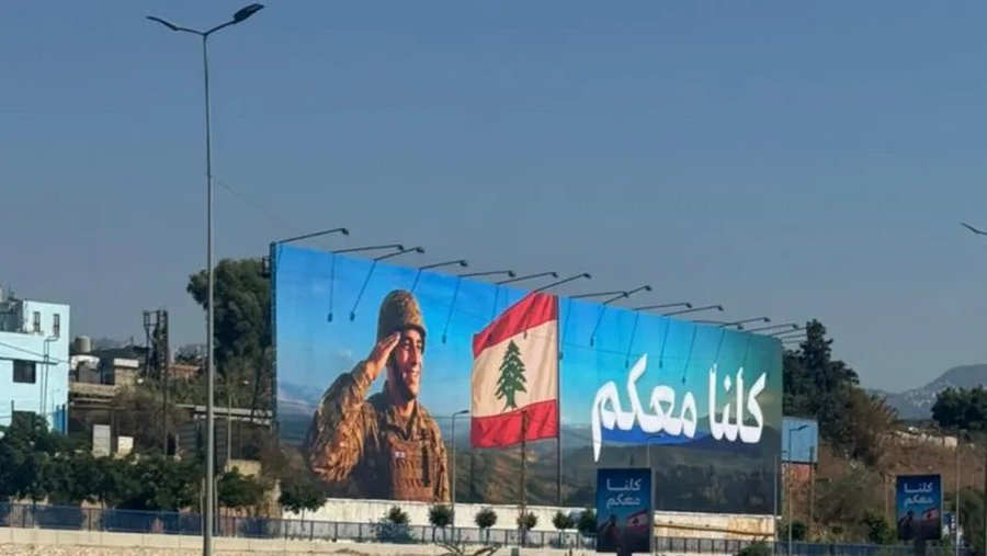 لافتات جديدة على طريق مطار #بيروت عُلقت اليوم 🇱🇧🫡