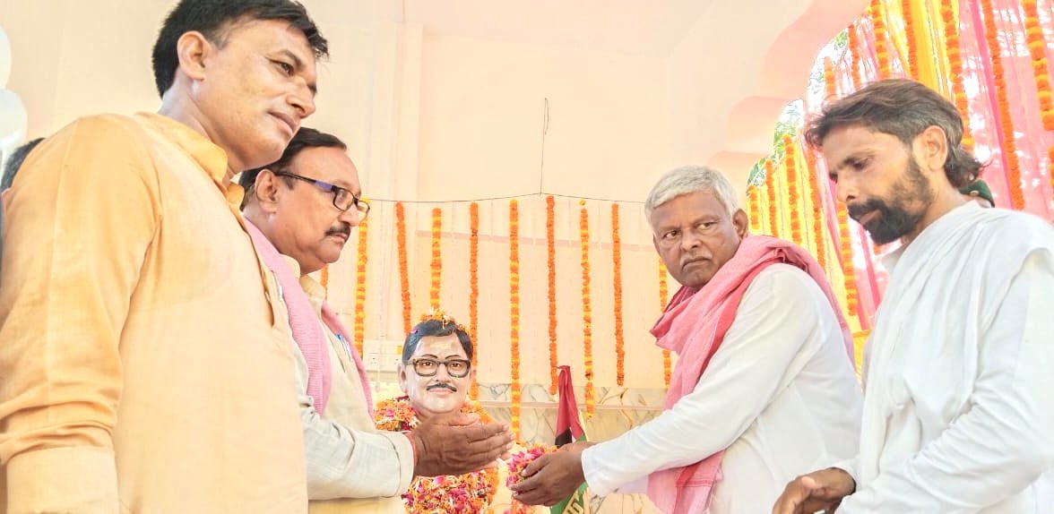 jai_anchal's tweet image. जनपद बलिया के फेफना में बिरहा जगत के भीष्मपितामह स्व॰ पंडित परशुराम यादव जी की पुण्यतिथि पर उनके मूर्ति अनावरण कार्यक्रम में मुख्य अतिथि आजमगढ़ के लोकप्रिय सांसद आदरणीय श्री @MPDharmendraYdv जी का बागी बलिया की धरती पर स्वागत अभिनन्द किया।
#JaiPrakashAnchal #mla #DharmendraYadav