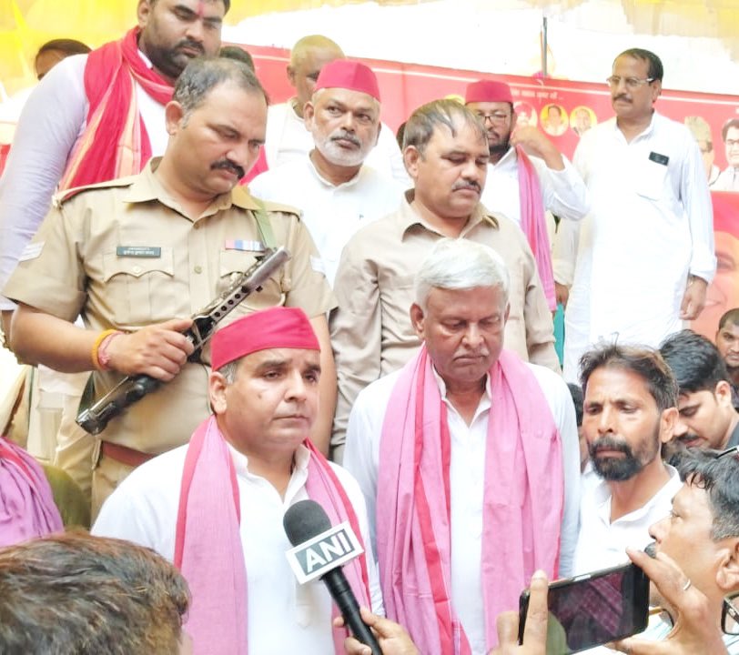 jai_anchal's tweet image. जनपद बलिया के फेफना में बिरहा जगत के भीष्मपितामह स्व॰ पंडित परशुराम यादव जी की पुण्यतिथि पर उनके मूर्ति अनावरण कार्यक्रम में मुख्य अतिथि आजमगढ़ के लोकप्रिय सांसद आदरणीय श्री @MPDharmendraYdv जी का बागी बलिया की धरती पर स्वागत अभिनन्द किया।
#JaiPrakashAnchal #mla #DharmendraYadav