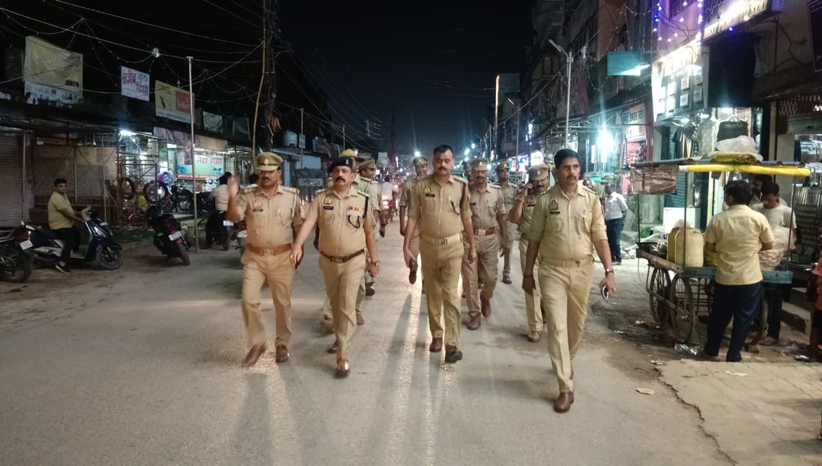 #SP_SBR #अशोक_कुमार_मीणा के निर्देशन में जनपद में शांति एवं कानून व्यवस्था के दृष्टिगत #ASP_HQ व #CO_CITY द्वारा थाना रॉबर्ट्सगंज क्षेत्रान्तर्गत पैदल गश्त व वाहन चेकिंग कर आमजन को कराया गया सुरक्षा का एहसास-
<a href="/Uppolice/">UP POLICE</a>
<a href="/adgzonevaranasi/">ADG ZONE VARANASI</a>
<a href="/digmirzapur/">IG Range Mirzapur</a>
<a href="/dgpup/">DGP UP</a>