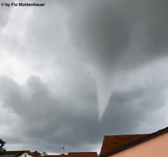 Spektakuläre Aufnahmen eines plausiblen Tornados am 02.08.2025 in Buxheim bei Ingolstadt. Die Trichterwolke reichte weit hinab und auch leichte Schäden wurden gemeldet.
Foto: Flo Moldenhauer

Zum Fall in der Tornadoliste:
tornadoliste.de/read:10010

#Tornado #Buxheim #Ingolstadt