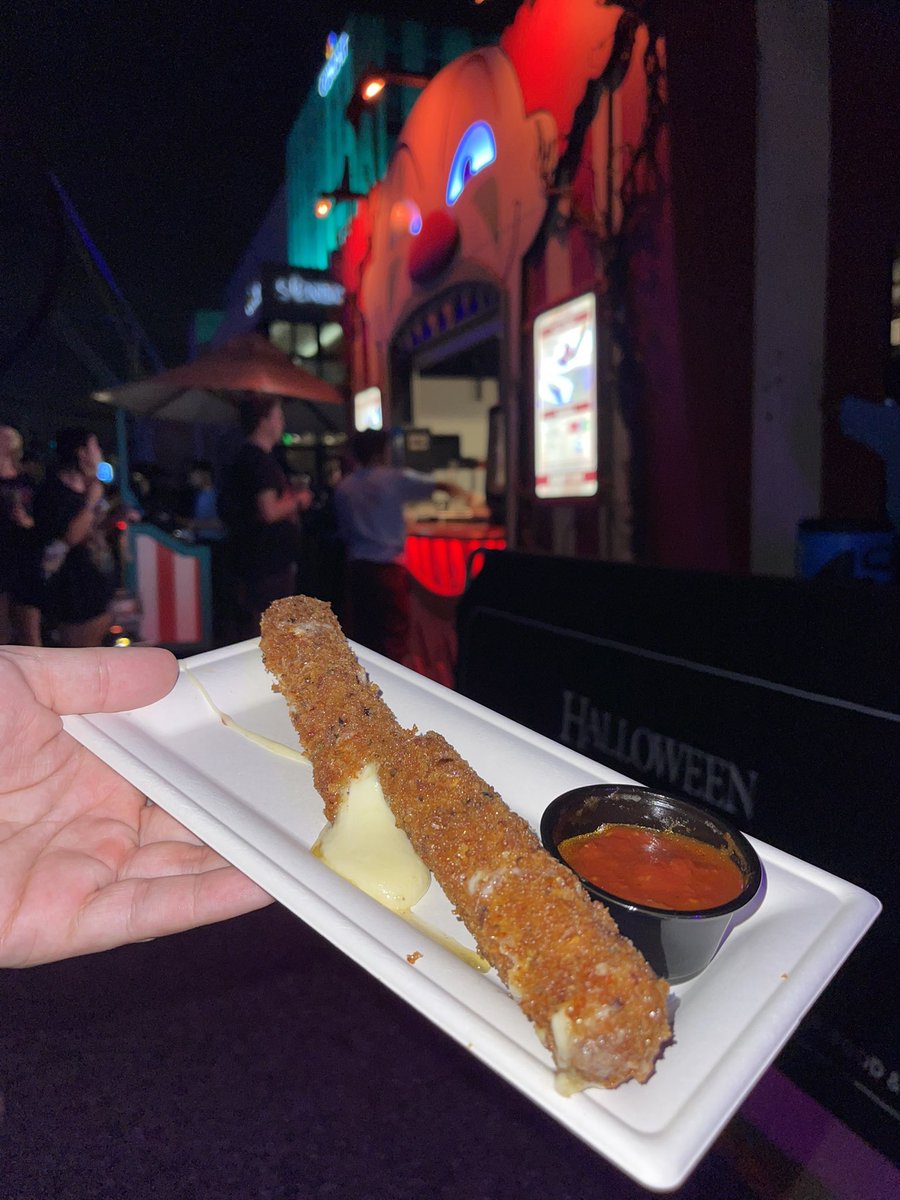 steph_s94's tweet photo. Our first night of #HHN34 is in the books! https://t.co/sSDbodYHLq