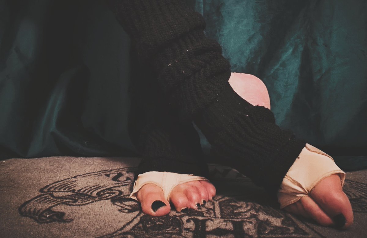 Revenir à la danse, c’est revenir à soi.
Après des années de pause, mes pieds retrouvent le sol, mes gestes retrouvent leur langage.
Depuis 2018, la musique s’était tue dans mon corps, mais l’envie est restée tapie, discrète.
Aujourd’hui, je reprends.
Chaque pas, chaque mouvement