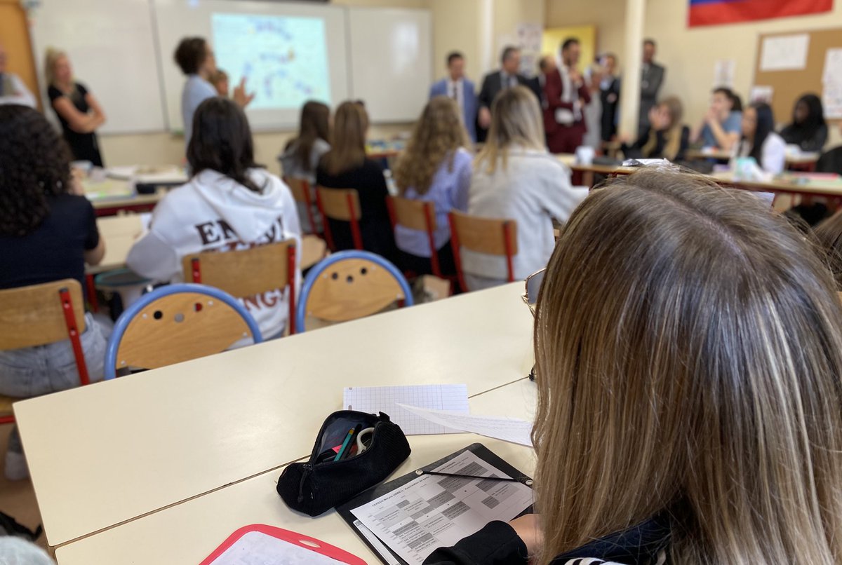 En cette #Rentrée2025, j’ai eu à cœur de mettre à l’honneur la voie professionnelle.
Nos lycées pro offrent des formations d’excellence grâce à des professeurs passionnés.
Heureux d’avoir partagé l’enthousiasme des élèves des lycées Les Jacobins (Beauvais) et J. Monnet (La Fère).