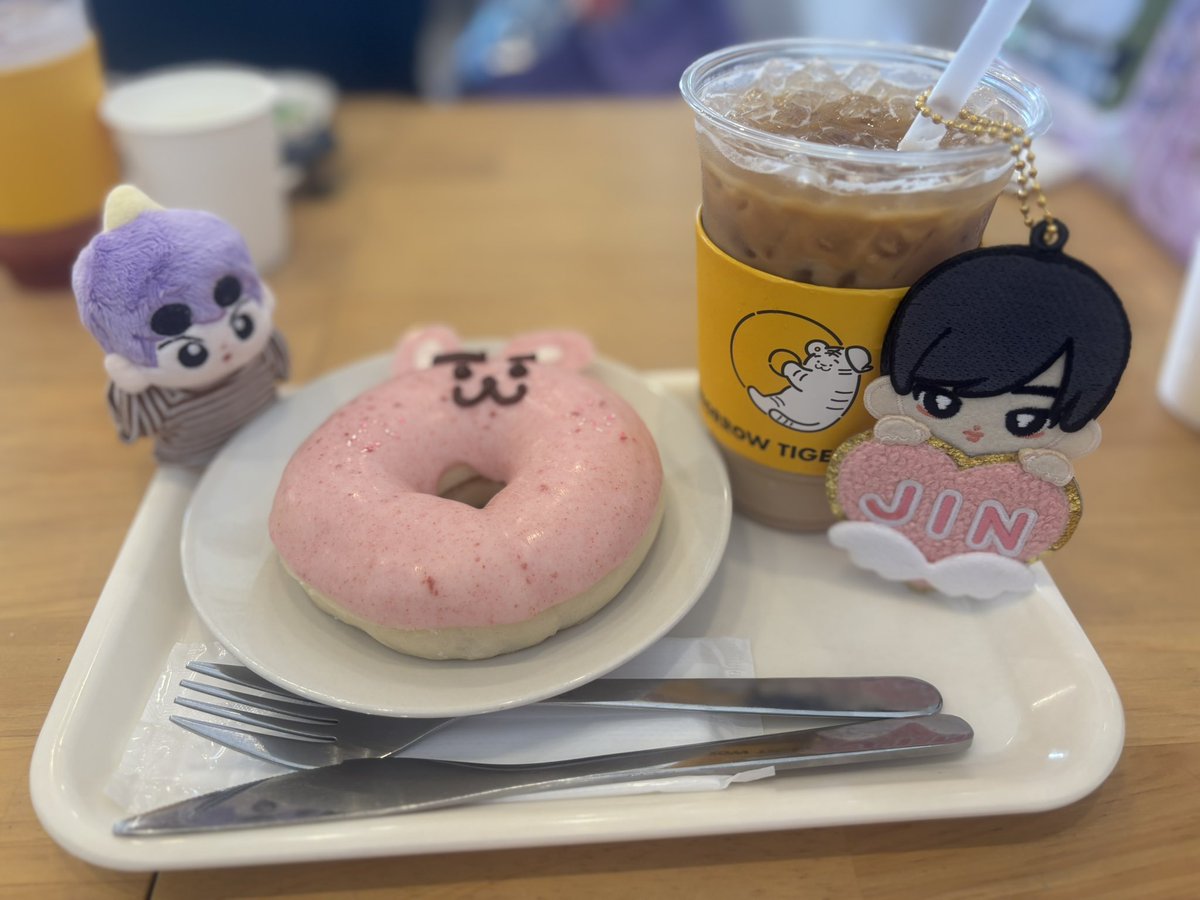 今日は鶴橋へ行ってきました。
めちゃくちゃ暑くて日差しが痛すぎ😅
冷たいコングクス美味しかったし、グクのセンイルでクキのベーグル食べた😋
めちゃカワのベーグル🥰
なおちゃん、ゆかちゃんまた遊んでねー😄