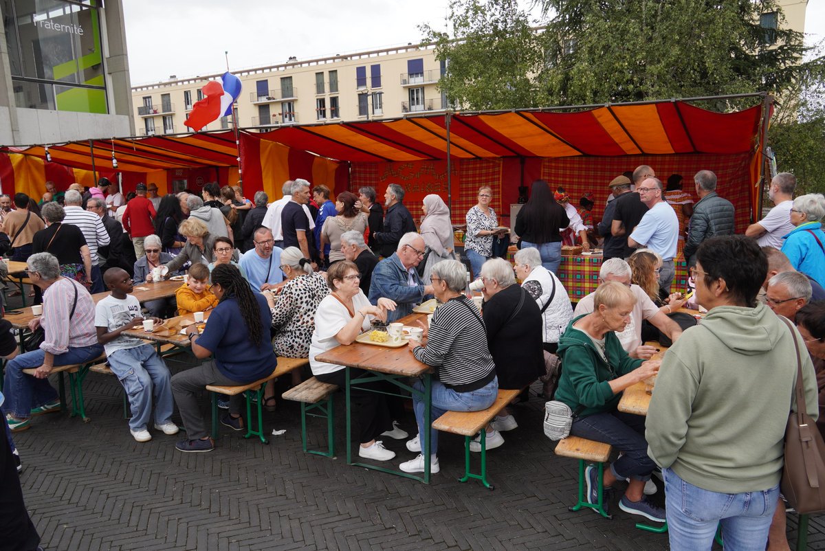 Belle édition d'Allonnes en fête dimanche en cœur de ville : musique, solidarité, plaisir culinaire, jeux, expositions... la journée a rassemblé les Allonnais.es dans une ambiance conviviale et festive. <a href="/GillesLeproust/">Gilles Leproust</a> <a href="/AlexisBraud/">Alexis Braud</a> <a href="/benamarlemans04/">Ben Amar Youssef</a>