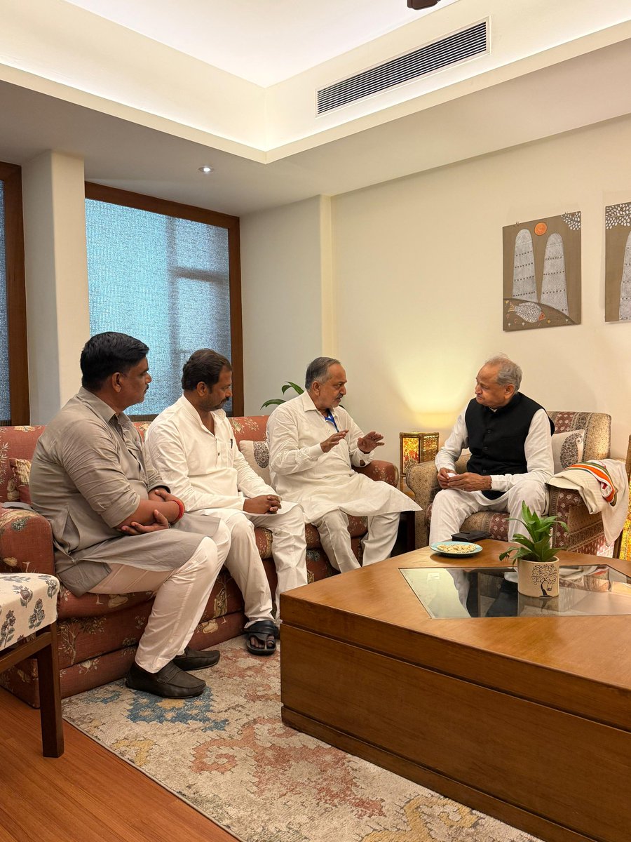 आज पटना में श्री राहुल गांधी की वोटर अधिकार यात्रा के समापन के के पश्चात CPI के पूर्व सांसद श्री डी राजा, RGSC की बिहार ईकाई के सदस्यों एवं गणमान्यजनों से मुलाकात की।