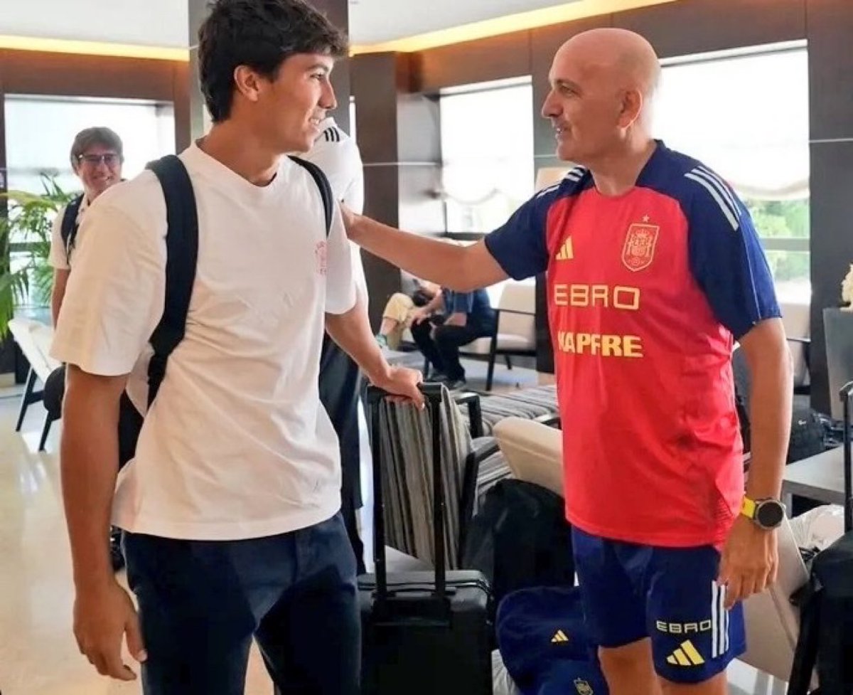 KING_4CL's tweet photo. Gonzalo Garcia arriving for international duty with Spain youth side.🇪🇸🤍🔥🤩
BDB 🤍🔟⏳
#RoadAhead #LegacyContinues #ShapingHistory #MadridistaVision #TheFutureIsWhite https://t.co/oZOKiWza0l