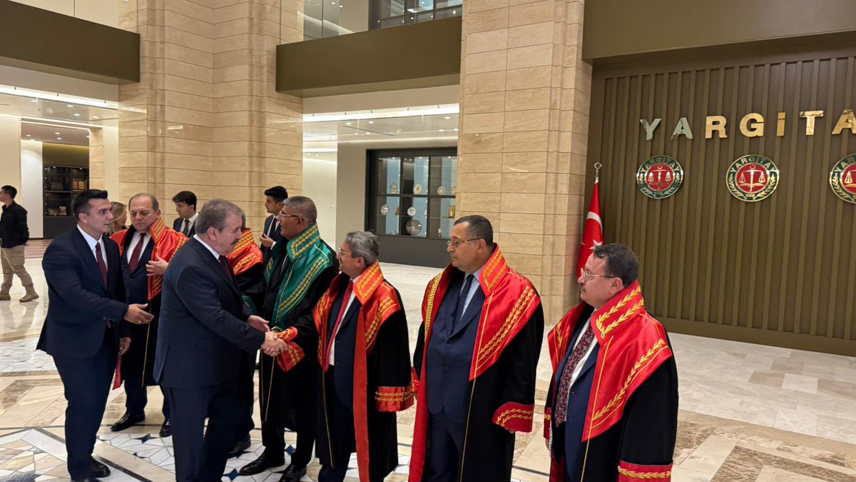 Mustafa_Destici's tweet photo. Yargıtay’da düzenlenen “Yeni Adli Yıl Açılış” programına katılarak, başta Yargıtay Başkanımız Sayın Ömer Kerkez ve Yargıtay Cumhuriyet Başsavcımız Sayın Muhsin Şentürk olmak üzere tüm yüksek yargı mensuplarımıza hayırlı olsun dileklerimizi ilettik. 

Hepimizin bildiği “Adalet mülkün temelidir.” cümlesinde kast edilen “mülk” devlettir.

Milletler felaketler yaşayabilirler. Savaşabilir hatta yenilgiye maruz kalabilirler. Ancak milletlerin yaşayabileceği hiçbir zorluk, adalete duyulan güvenin sarsılması kadar yıkıcı değildir.

Çünkü; Devletin temeli adalettir.

Adalet sistemi sağlıklı bir şekilde işliyorsa, karşımıza çıkan engeller ne kadar büyük olursa olsun onları aşarak geleceğe güvenle bakabiliriz. Bunun alternatifi de istisnası da yoktur.

Adalet sisteminin temel taşları olan, hakimlerimizin, savcılarımızın, avukatlarımızın ve tüm adalet teşkilatı mensuplarımızın yeni adli yıllarını kutluyor, başta Şehit Savcımız Mehmet Selim Kiraz olmak üzere, terör saldırılarında ve görevlerini yerine getirirlerken hayatını kaybeden tüm yargı mensuplarımızı saygıyla ve rahmetle yad ediyorum.