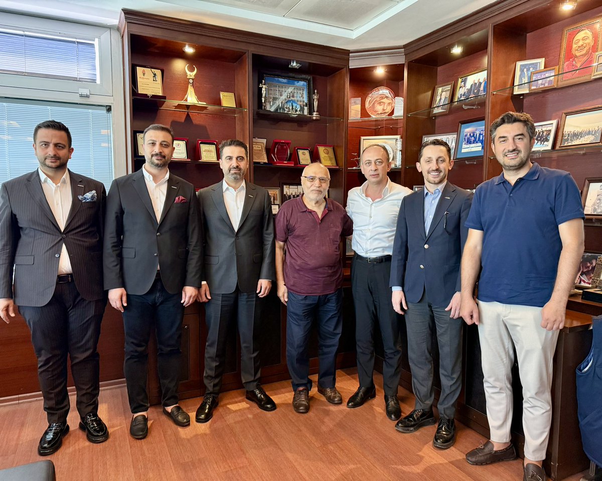 Kıymetli ağabeyim İstanbul Gaziantepliler Derneği Onursal Başkanı Ali Uçar 'ı kardeşlerimle ziyaret ettik. Nazik misafirperverliği ilgi alakasından dolayı teşekkür ederim.
📍İstanbul 🇹🇷