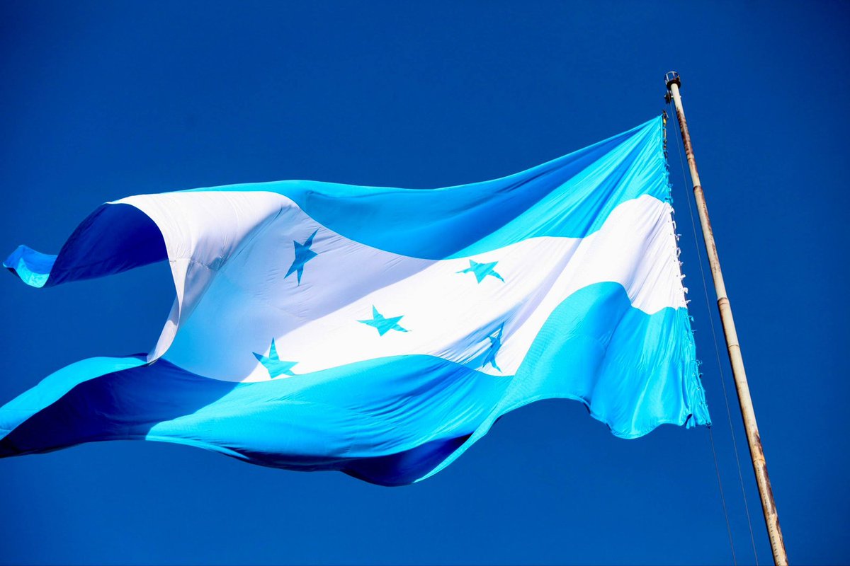 Hoy acompañamos a la presidenta <a href="/XiomaraCastroZ/">Xiomara Castro de Zelaya</a> en la izada del Pabellón Nacional, honrando el Día de la Bandera y arrancando con el Mes de la Patria. 🇭🇳🙌🏼✨