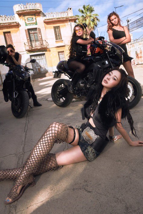 ai que agonia essa mulher deitada o tempo todo, não levanta para nada, parece um buda