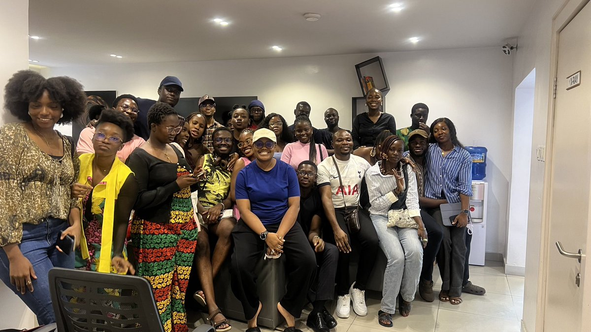 Happy new month, bookish people!😇

May September be soft and beautiful for you.

We had a chaotic yet interesting time yesterday discussing Anxious People by Fredrik Backman.

See you at the next meeting!❤️