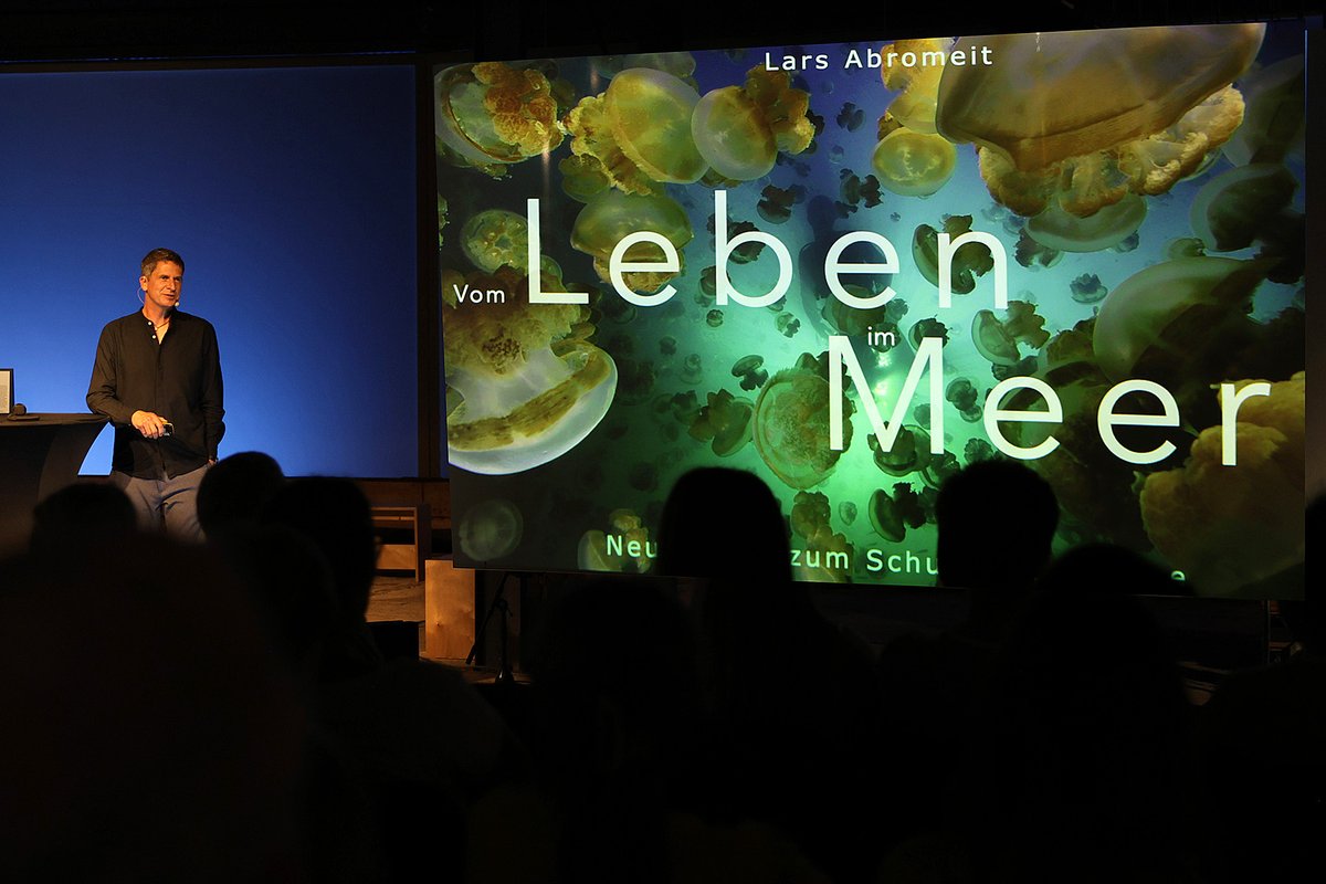 Inmitten der spektakulären Exponate der aktuellen #Gasometer-#Ausstellung „Planet #Ozean“ berichtete der vielfach ausgezeichnete #Wissenschaftsjournalist und #GEO-Reporter Lars Abromeit von seinen faszinierenden #Expeditionen... 
Weiterlesen unter:  gasometer.de/de/aktuelles