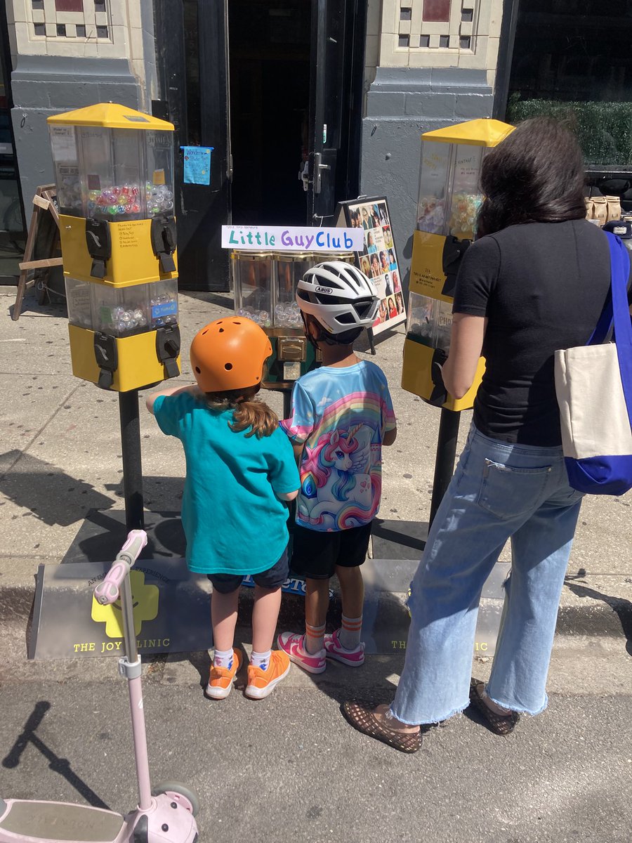 tracyswartz's tweet image. Kudos to the planners of yesterday’s Meet Me On Milwaukee event.

My Wicker Park 6-year-old loved walking and riding her scooter on Milwaukee Avenue with her friends.

We fell short on finding the golden ticket, hopefully someone got the prizes!