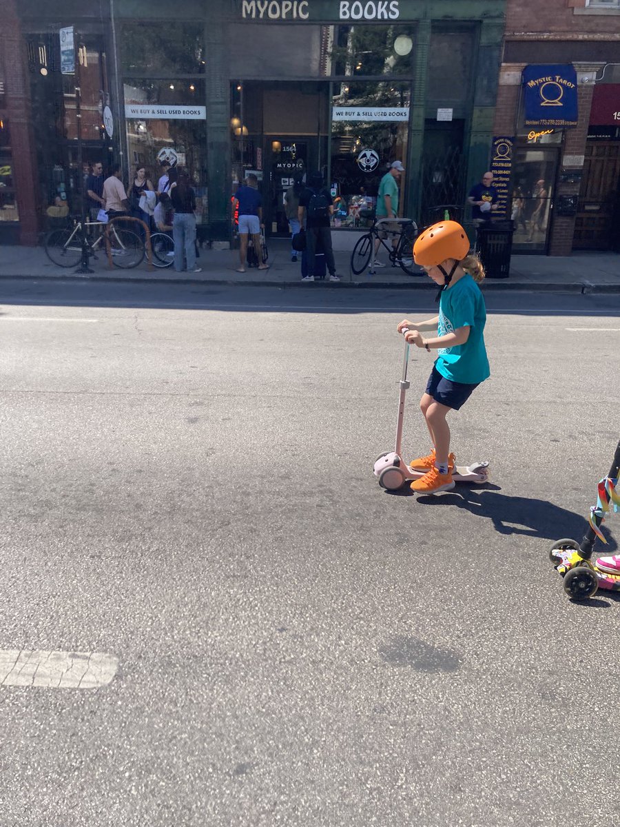 tracyswartz's tweet image. Kudos to the planners of yesterday’s Meet Me On Milwaukee event.

My Wicker Park 6-year-old loved walking and riding her scooter on Milwaukee Avenue with her friends.

We fell short on finding the golden ticket, hopefully someone got the prizes!