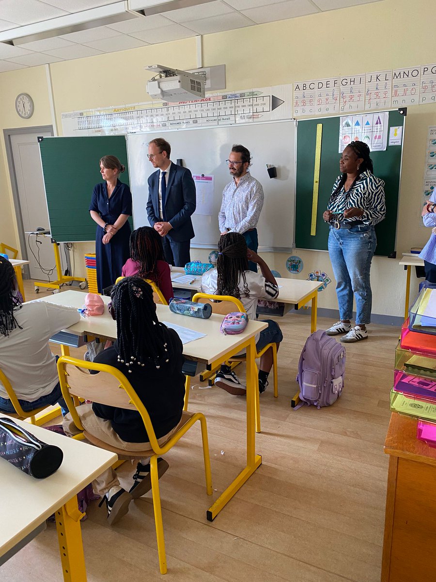 📚Bonne #rentrée2025 aux élèves, familles &amp; à toute la communauté éducative de #Laval !
Comme chaque année, nous avons commencé ce matin la visite des différentes écoles de la ville. Au programme aujourd'hui : Saint-Exupéry, Badinter, Jules-Verne, La Salle.