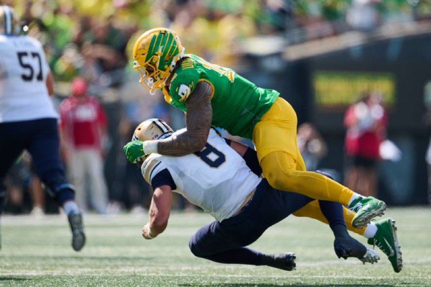 DUiagalelei's tweet photo. Matayo throwing up that S for his  SAMOAN heritage 🇼🇸🇦🇸

Had a graet day with locking in two sacks on the day. Especially with a team that just ran quick passes the whole game. 

Speaks to how fast Matayo gets to the QB. Under 2 seconds at times  💨💨💨

That get off is no joke for his 6’6” 278lbs frame!!!