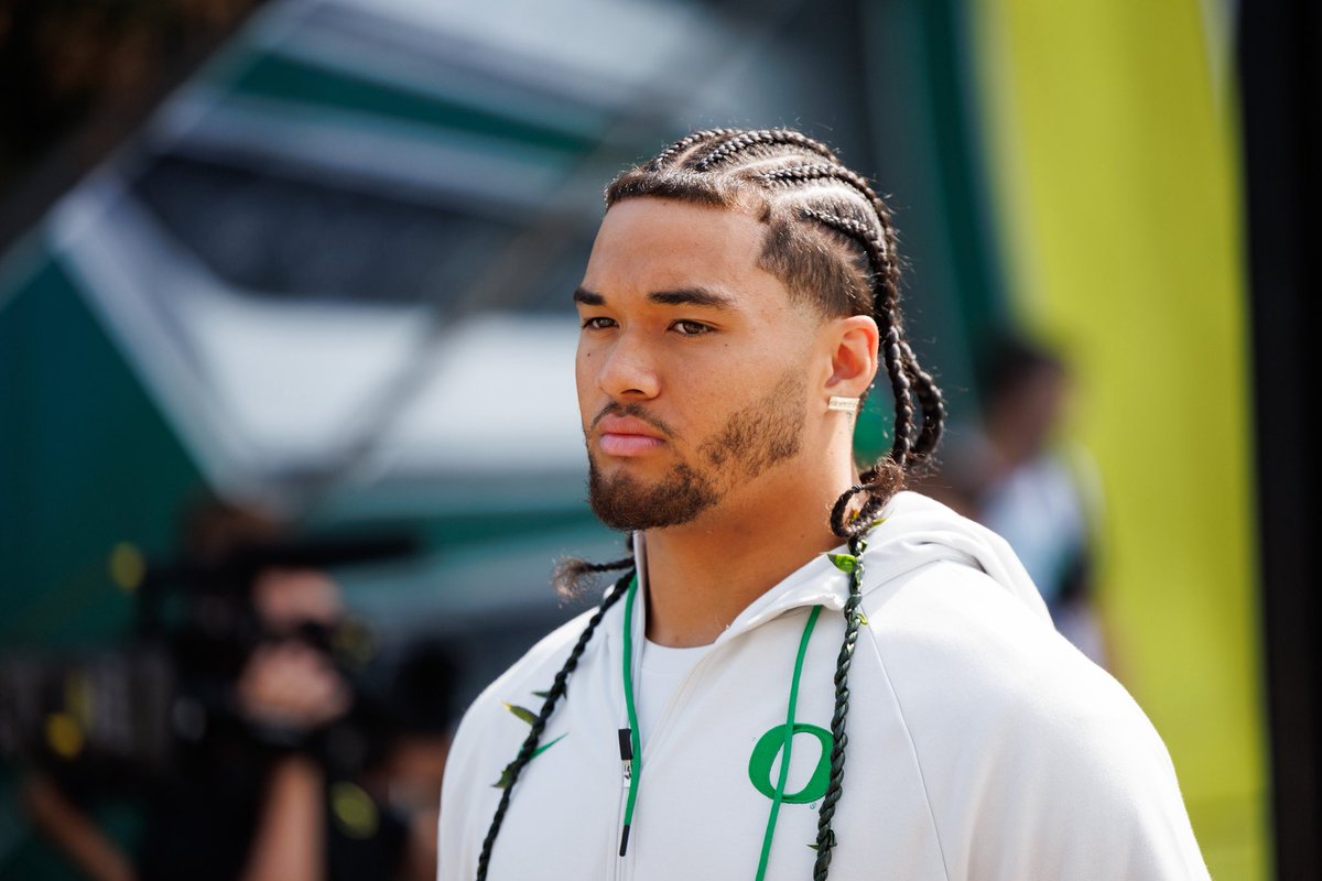 Matayo throwing up that S for his  SAMOAN heritage 🇼🇸🇦🇸

Had a graet day with locking in two sacks on the day. Especially with a team that just ran quick passes the whole game. 

Speaks to how fast Matayo gets to the QB. Under 2 seconds at times  💨💨💨

That get off is no joke
