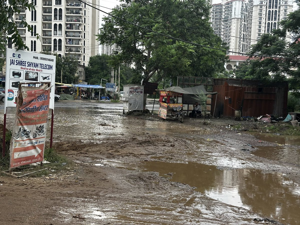 Dsabharwal2015's tweet image. @DC_Gurugram @NayabSainiBJP @OfficialGMDA @MCMtweets @MCManesar @PoliceGurgaon @RSatBath 
critical need for repairs to the roads at Sector 90/91 and unchecked expansion of unlawful settlements around the sector has resulted in highly unsafe conditions and
serious life threat.