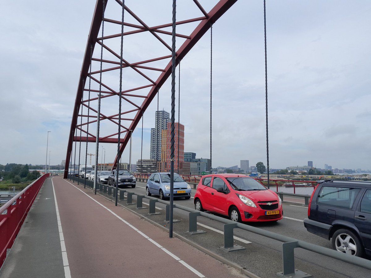 Op de achtergrond <a href="/020Sluisbuurt/">Sluisbuurt</a>