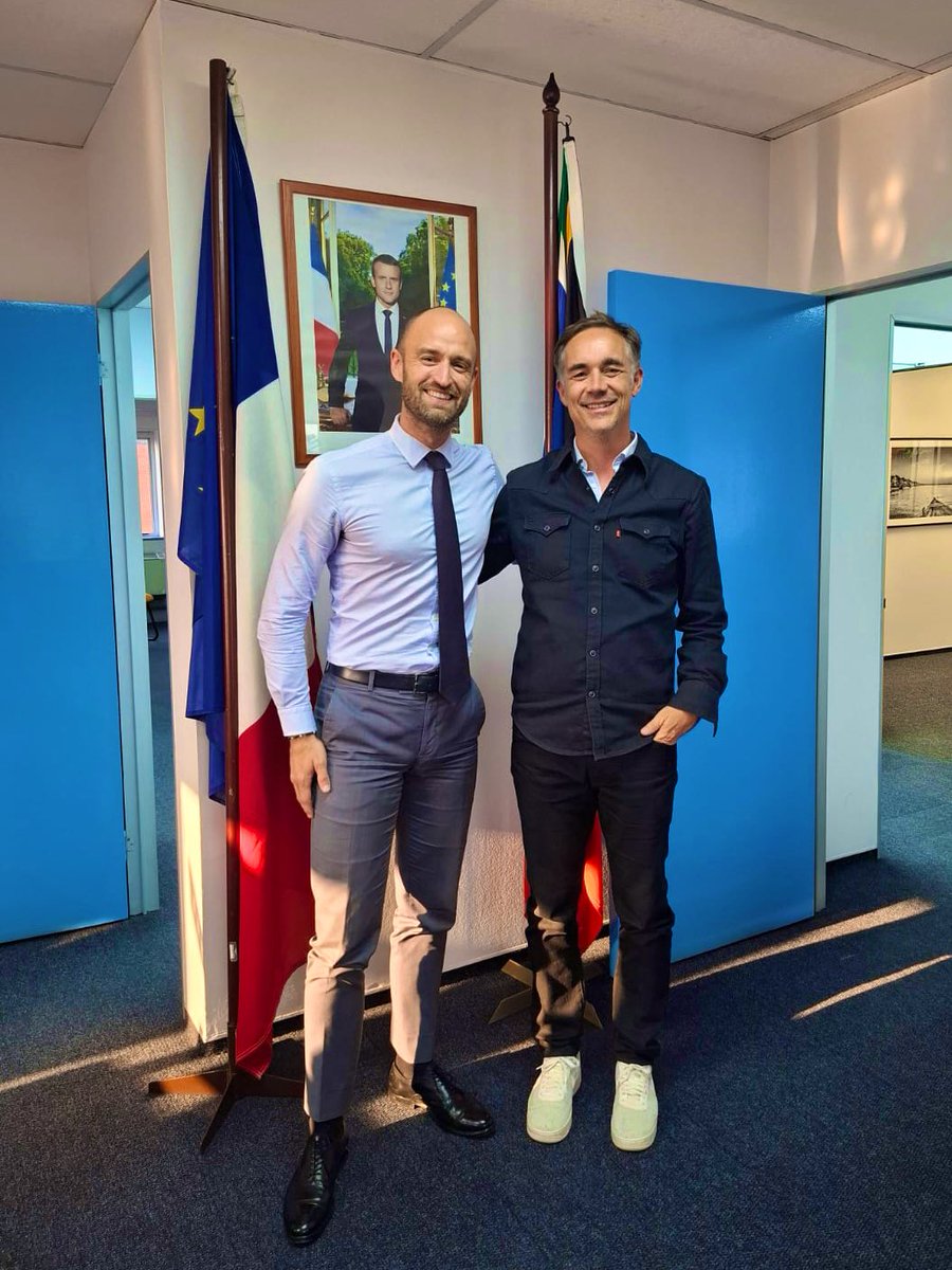 Passage de témoin !

Particulièrement honoré et ému de prendre mes fonctions de consul général à #Johannesburg et de succéder à Etienne Chapon, que je remercie pour son accueil. 

Heureux de rejoindre la magnifique équipe France en Afrique du sud, au service de nos concitoyens et