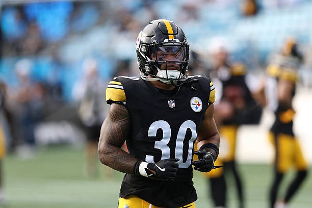 AdamSchefter's tweet image. Steelers RB Jaylen Warren, who was headed into the last year of his deal, signed a two-year contract extension that keeps him contractually tied to Pittsburgh through the 2027 season, per his agency, the Aura Sports Group.