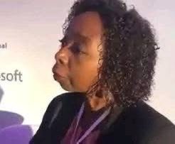 Um dia, a patroa da minha mãe, que era diretora de uma escola, foi até os fundos da casa, onde eu estava no quartinho, e falou: "Olha que bonitinho, você está colorindo o jornal?" Eu respondi: "Não, estou lendo!" Ela ficou espantada e pediu que eu lesse um texto. Eu li