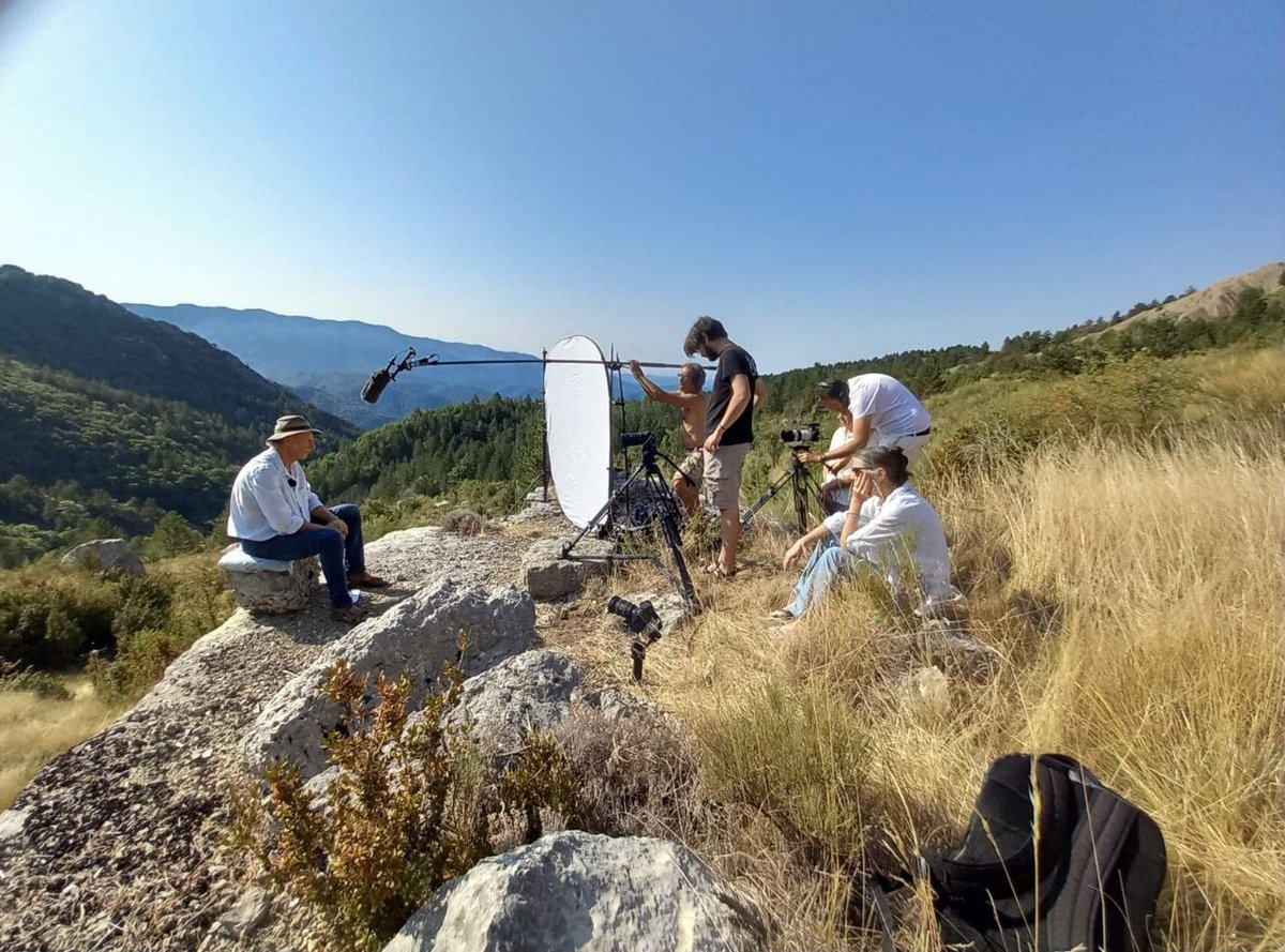Le tournage de notre série audiovisuelle "De la connaissance à la joie" vient de se terminer, après un véritable marathon de 15 jours durant lequel nous comptabilisons :
- 22 vidéos de près d'une heure,
- 11 interviews d'invités,
- une vingtaine de lieux différents pour les