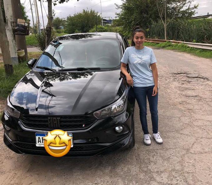 ElTrumpista's tweet image. Nos indignamos al pedo, al final la supuesta "conductora de Didi" asesinada, era una vendedora de armas a cacos.

Y justamente el caco al que le estaba vendiendo el arma le disparó.