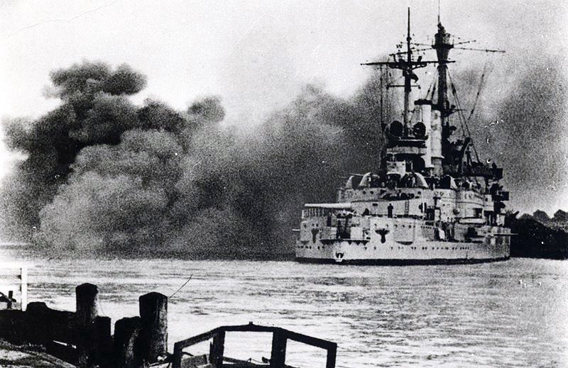El 1 de septiembre de 1939 Alemania comenzó la invasión de Polonia. El acorazado alemán Schleswig-Holstein abrió fuego con su batería principal contra las posiciones polacas de la fortaleza que defendía la península.

Eran los primeros disparos de la Segunda Guerra Mundial.