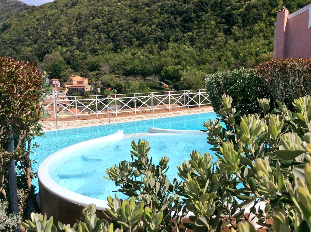 #1Settembre2025 splendida giornata a #Maratea per un tuffo in piscina o relax in jacuzzi 🏊 🌞 

#Settembre #MondayMotivation #Luxuryhotel #poolday